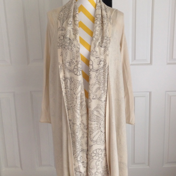 LAMB cashmere blend sweater wrap. - Picture 2 of 4